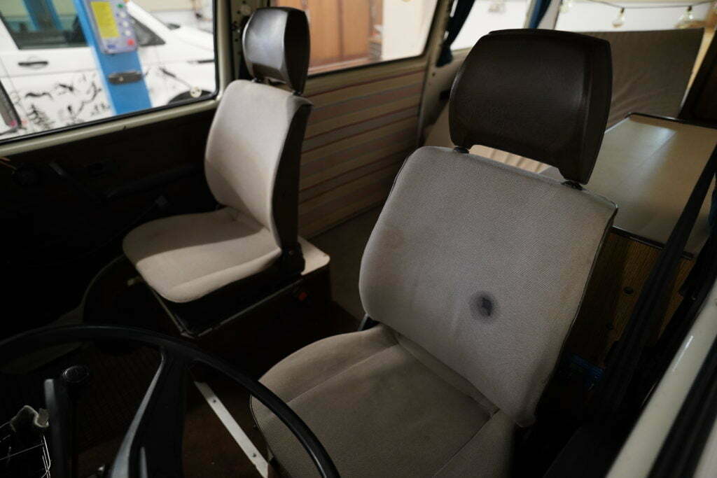 Nach bald 30 Jahren Lebenszeit sehen die Sitze des VW T3 Camper zeitgemäss aus